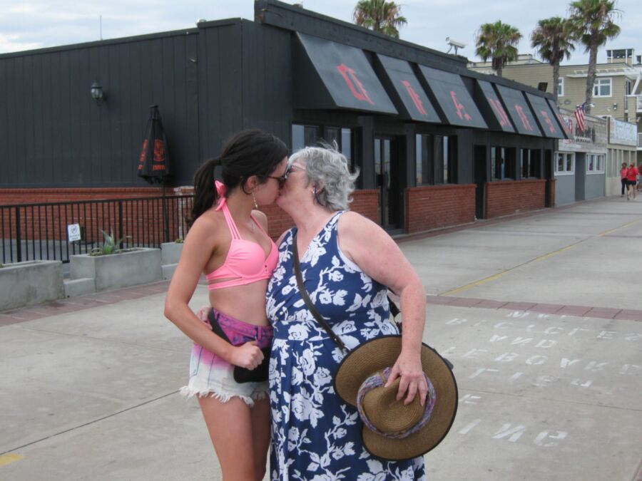 Weird Mom/Daughter Lesbian 3 of 43 pics