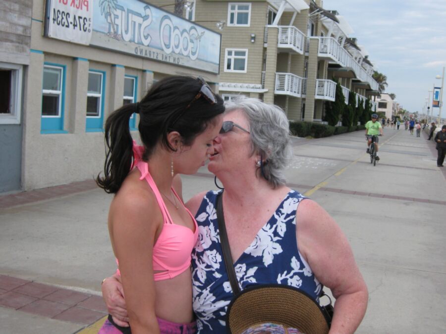 Weird Mom/Daughter Lesbian 4 of 43 pics