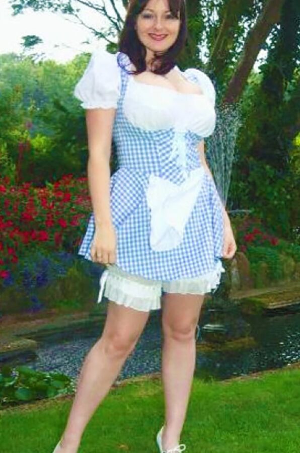 Anne im kurzen Sommerdirndl 2 of 46 pics