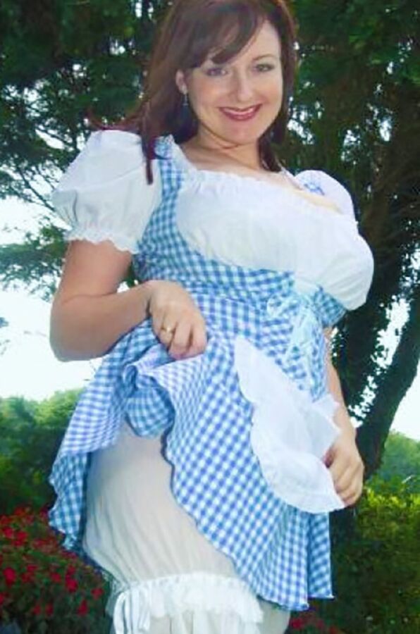 Anne im kurzen Sommerdirndl 7 of 46 pics