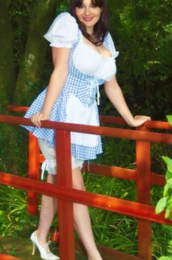 Anne im kurzen Sommerdirndl 14 of 46 pics