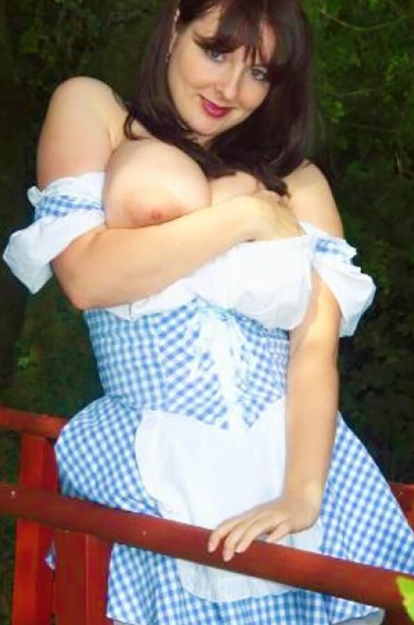 Anne im kurzen Sommerdirndl 18 of 46 pics