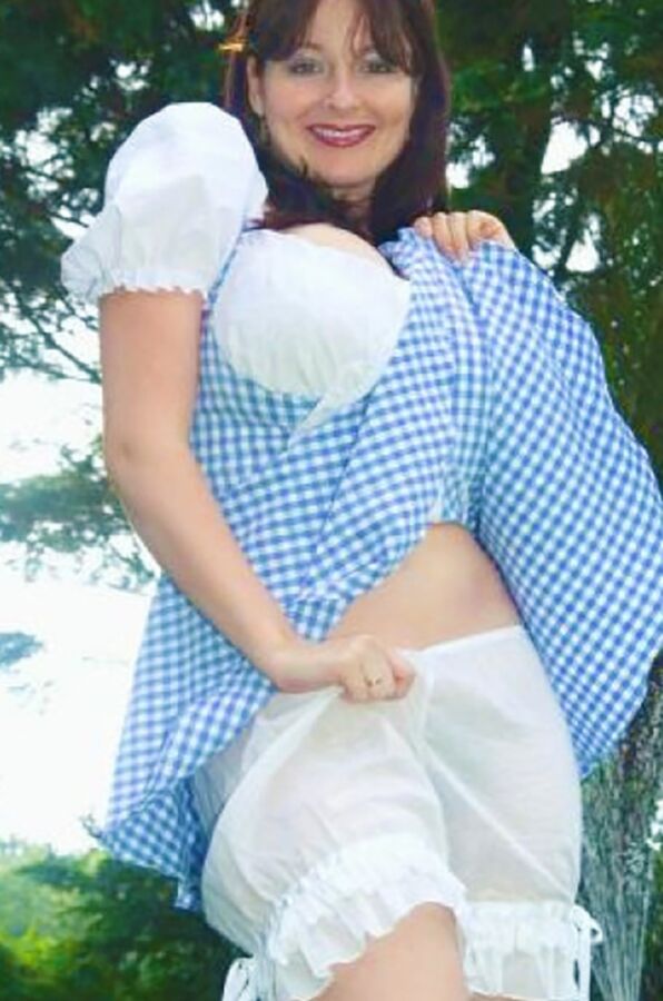 Anne im kurzen Sommerdirndl 10 of 46 pics