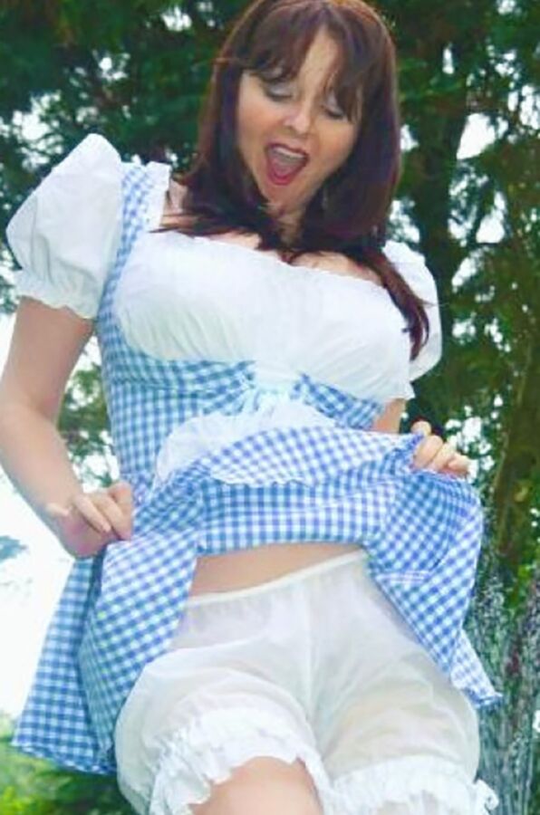 Anne im kurzen Sommerdirndl 11 of 46 pics