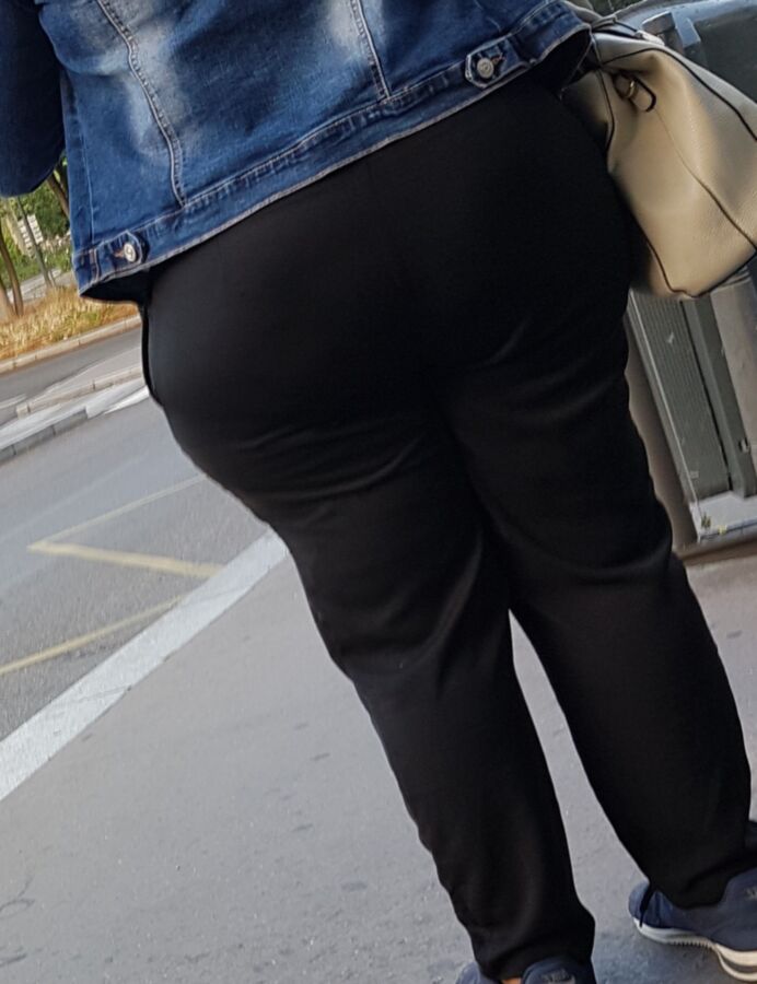 Nice Black Granny with Buttcrack (candid) 14 of 27 pics