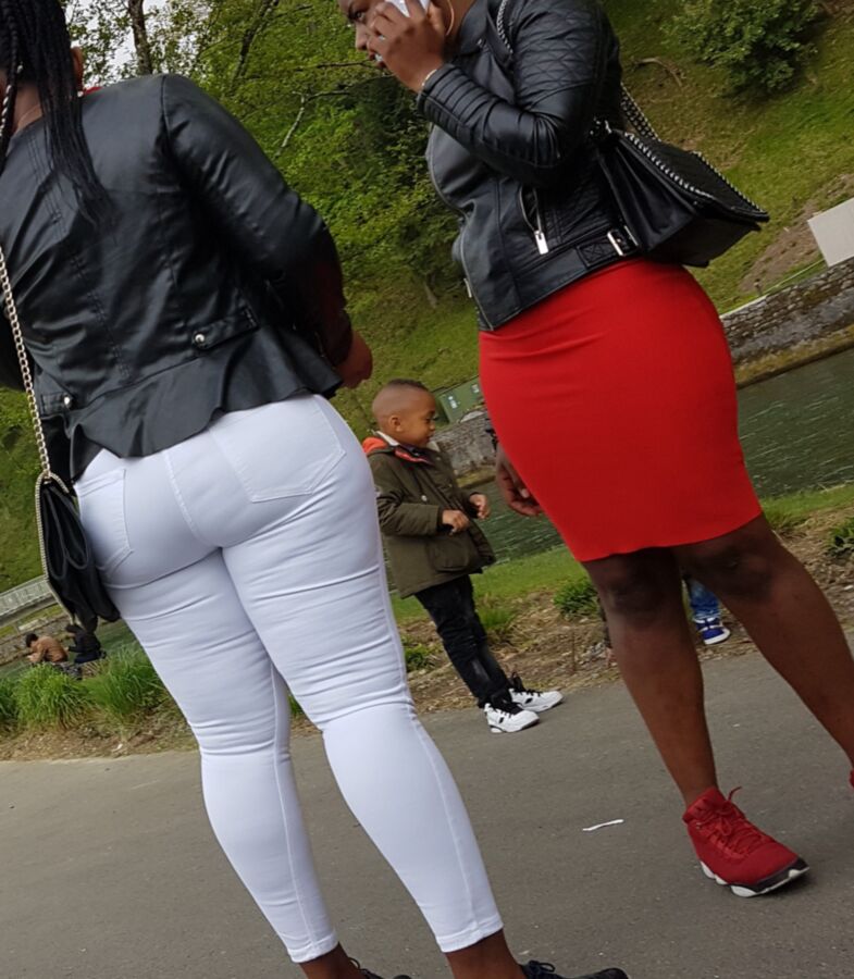 Lovely pair of black milfs with huge asses (candid) 11 of 22 pics