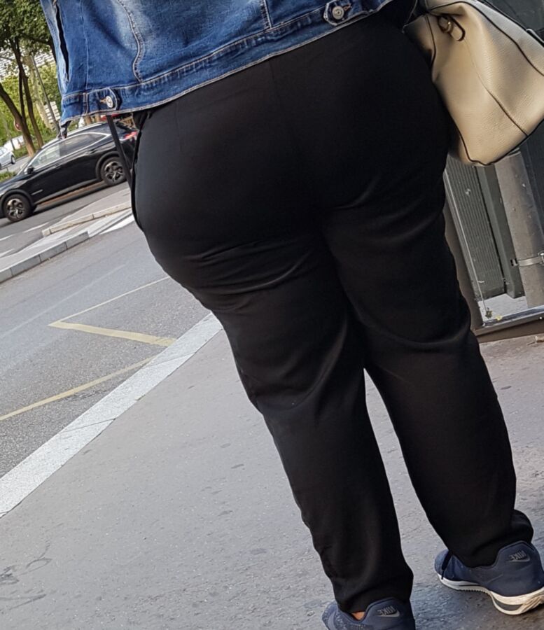 Nice Black Granny with Buttcrack (candid) 12 of 27 pics