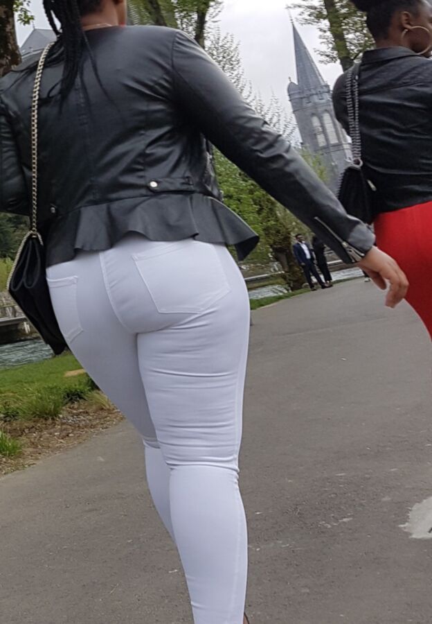 Lovely pair of black milfs with huge asses (candid) 3 of 22 pics