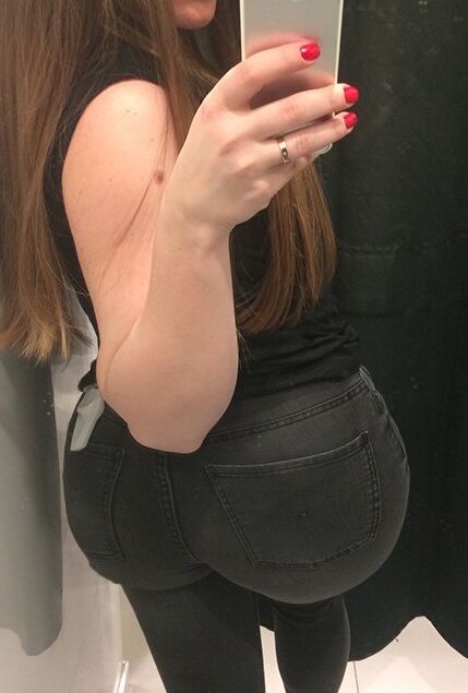 Selfie girl with big butt 1 of 3 pics