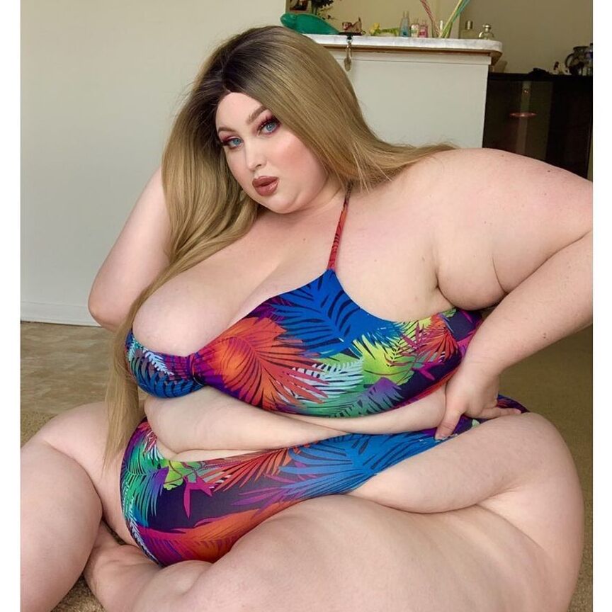 Amanda Faye SSBBW  10 of 15 pics