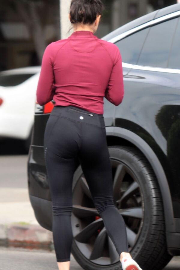 Ariel Winter butts in tight 5 of 7 pics