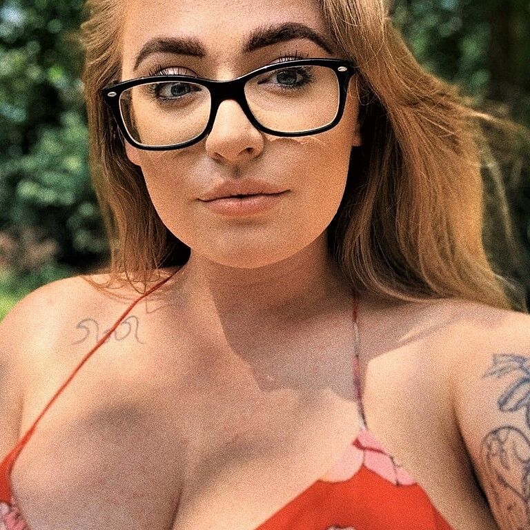 Faces to cum on 7 of 12 pics