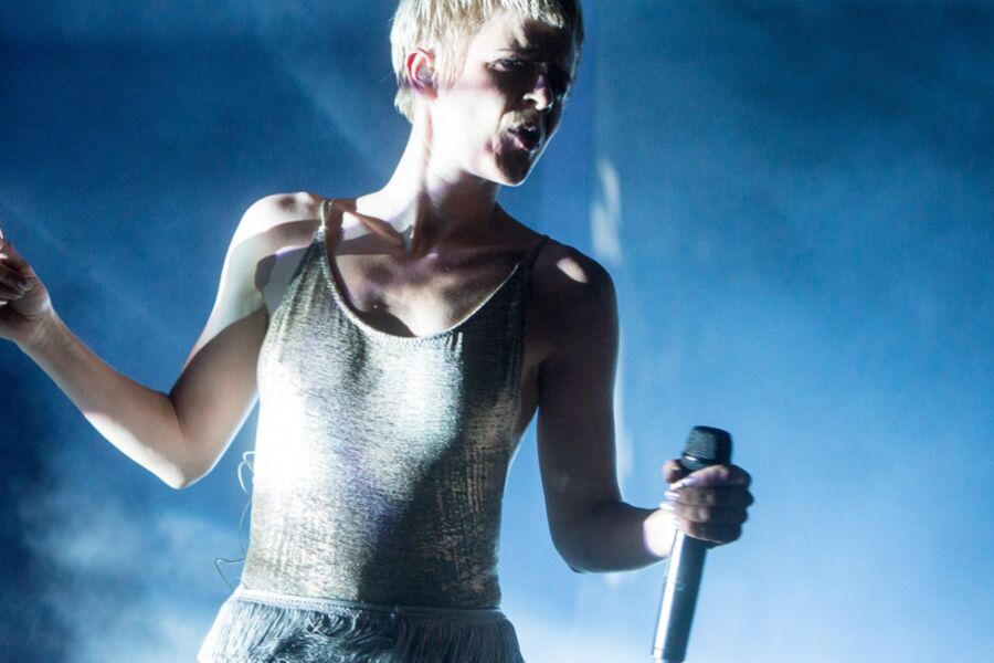 Robyn 8 of 30 pics