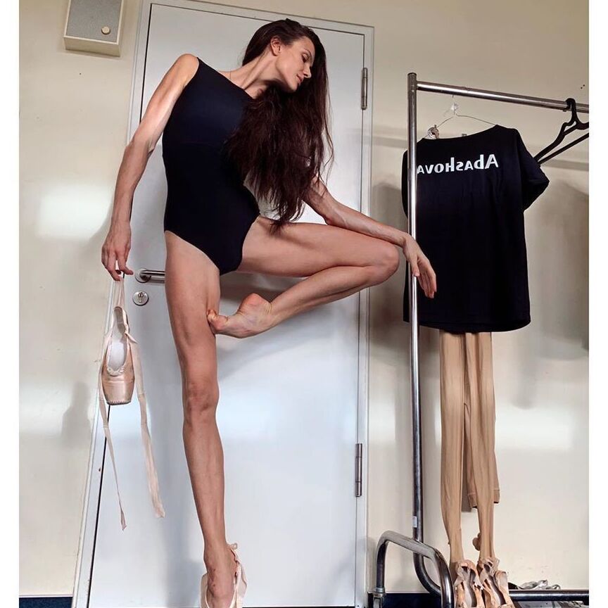 Ballerina Maria Abashova has a FOOT-FETISH  9 of 69 pics