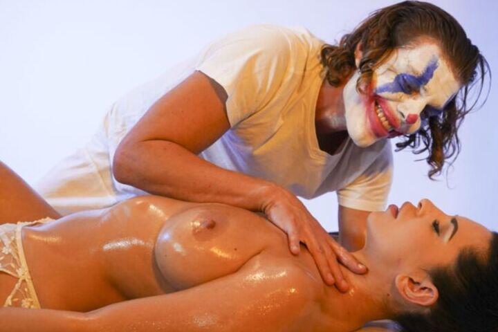 Kira Queen - Joker Gives Wonder Woman a Massage 19 of 105 pics