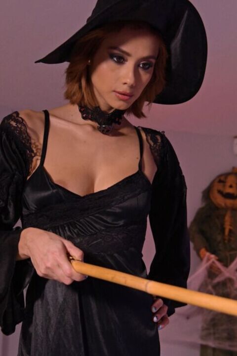 Veronica Leal - Squirting Anal Witch Hunter 6 of 55 pics
