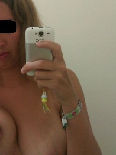 The busty slut: doing a selfieshoot. 6 of 21 pics