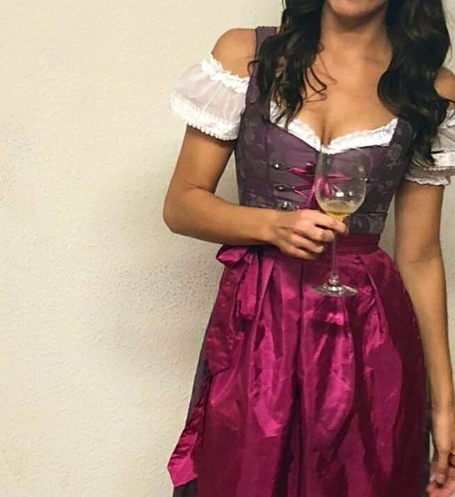 Bekannten Dirndl mix, welche ist die geilste ? Fuer mehr info PM 7 of 49 pics