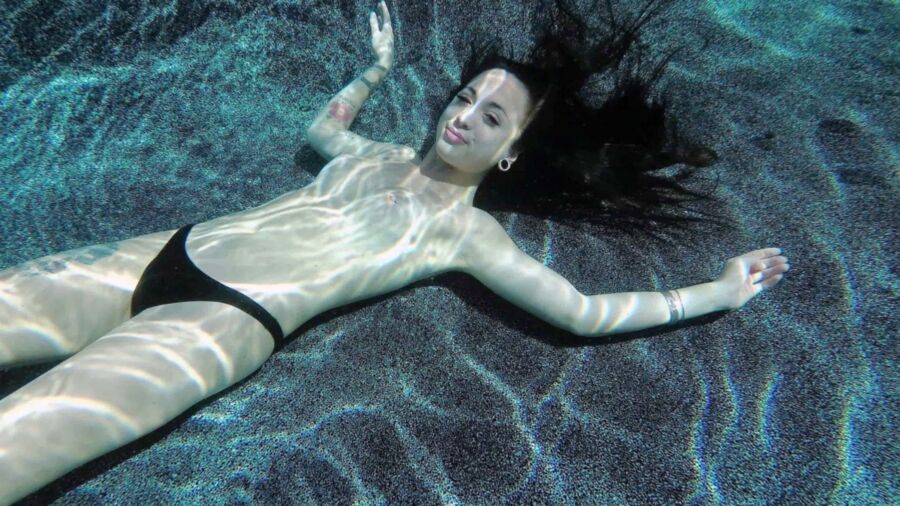 girl masturbates under water 9 of 48 pics