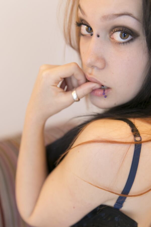 Kaiserin Suicide Ich Tu Dir Weh (I Hurt You) 3 of 58 pics