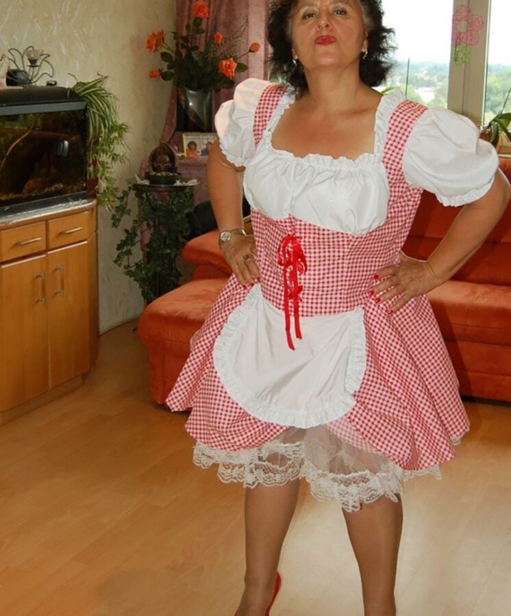 Roswita lässt sich ihr Dirndl kürzen 5 of 222 pics