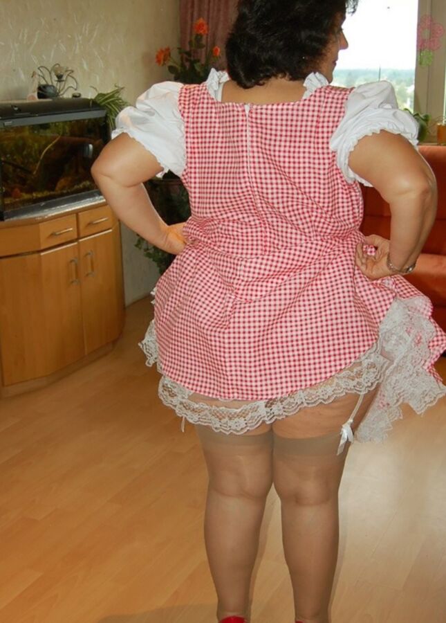 Roswita lässt sich ihr Dirndl kürzen 11 of 222 pics