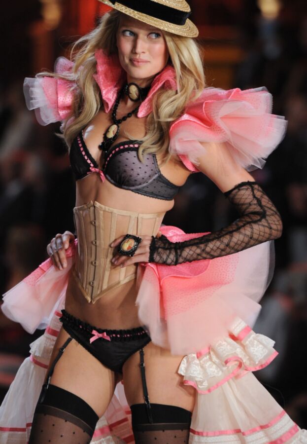 Toni Garrn 20 of 22 pics