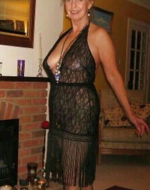 More sexy mature ladies to entertain you! 19 of 138 pics