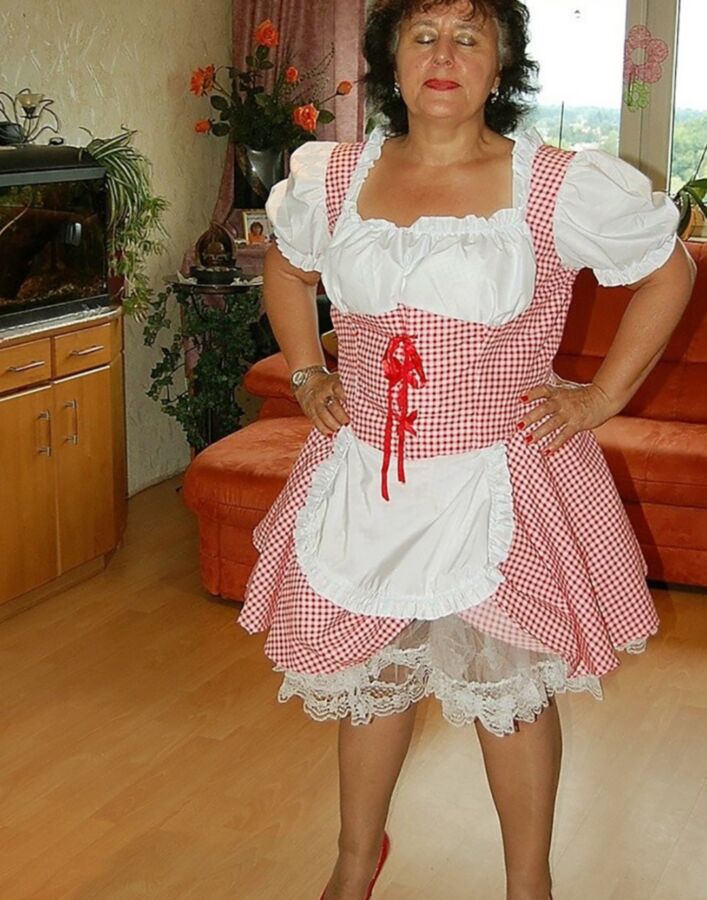 Roswita lässt sich ihr Dirndl kürzen 6 of 222 pics