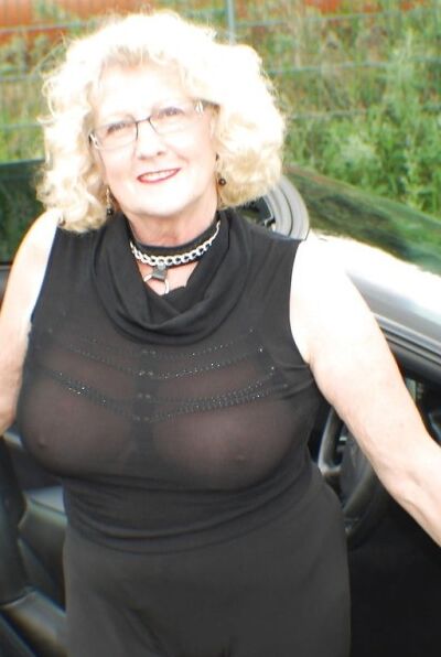 More sexy mature ladies to entertain you! 14 of 138 pics