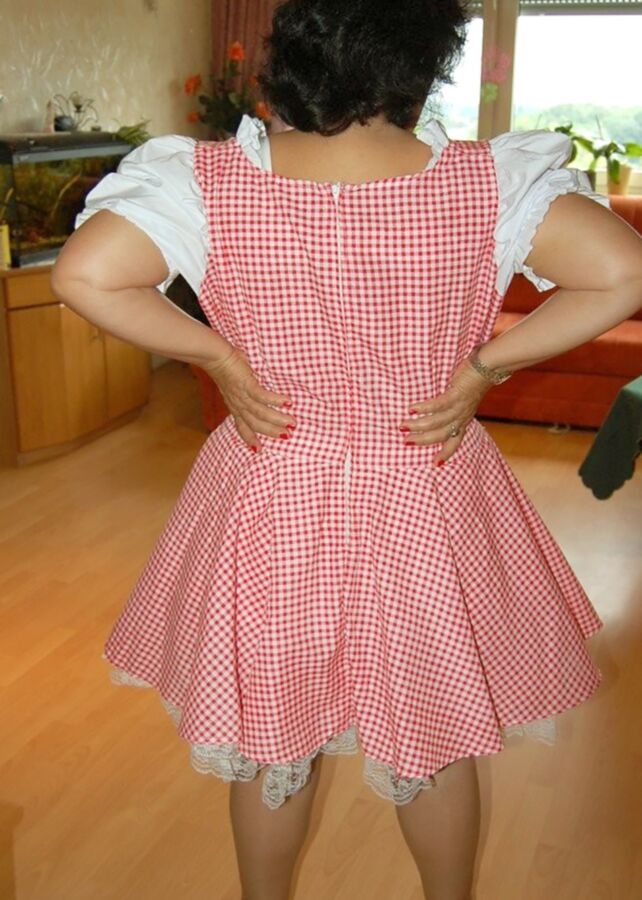 Roswita lässt sich ihr Dirndl kürzen 8 of 222 pics