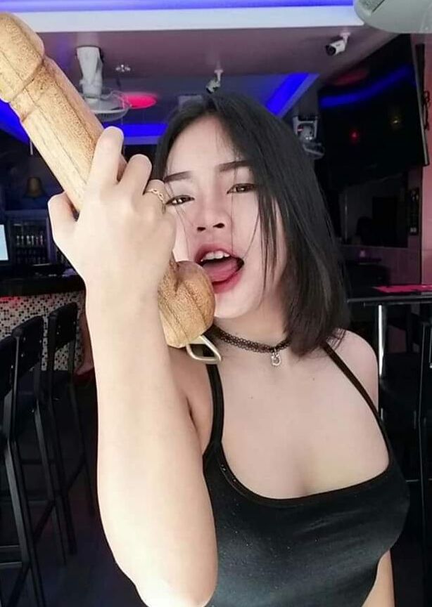 Thai Bargirl Earn Pattaya 14 of 33 pics