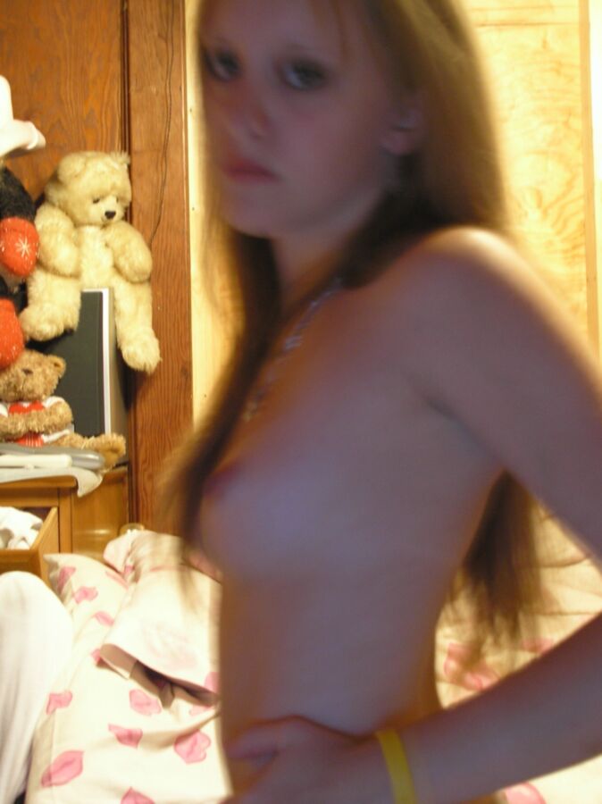 Sexy Young Slut Posing 3 of 8 pics