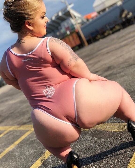 Sexy Midget Fucktoy 11 of 24 pics