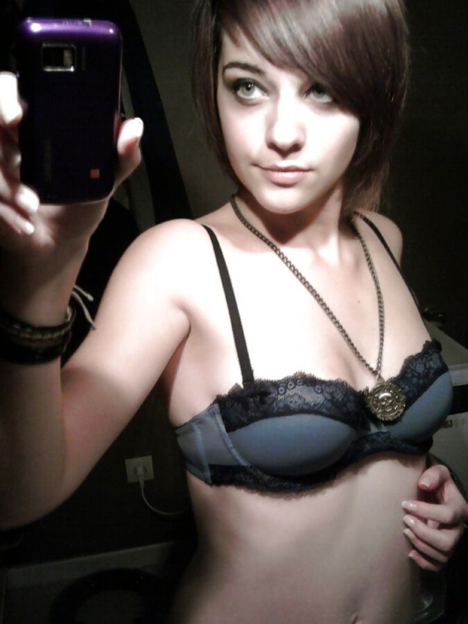 Hot Emo Teen 21 of 64 pics