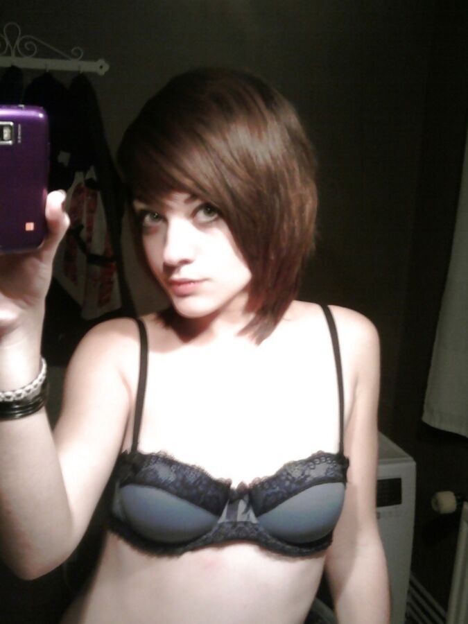 Hot Emo Teen 15 of 64 pics