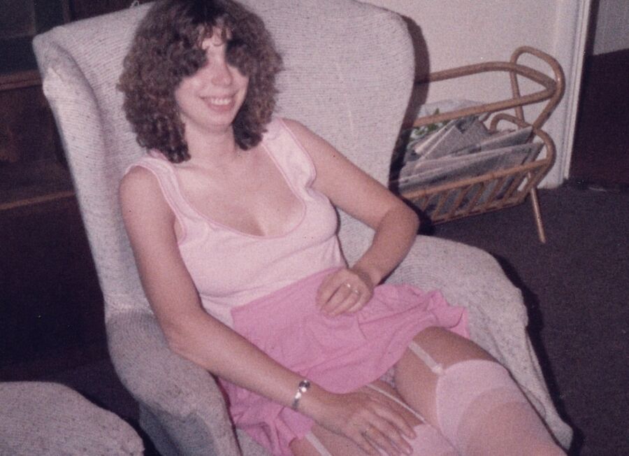 Retro Gold - Amateur - Nel - lots of curls above and below 9 of 26 pics