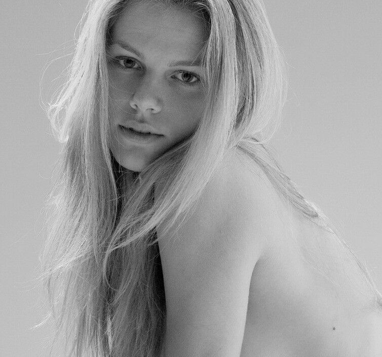 Brooklyn Decker First Nude Topless Photo Shoot 24 of 33 pics