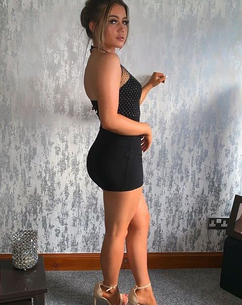 Chavs Showing Sexy Arse,Legs And Tits For You To Look At 22 of 37 pics