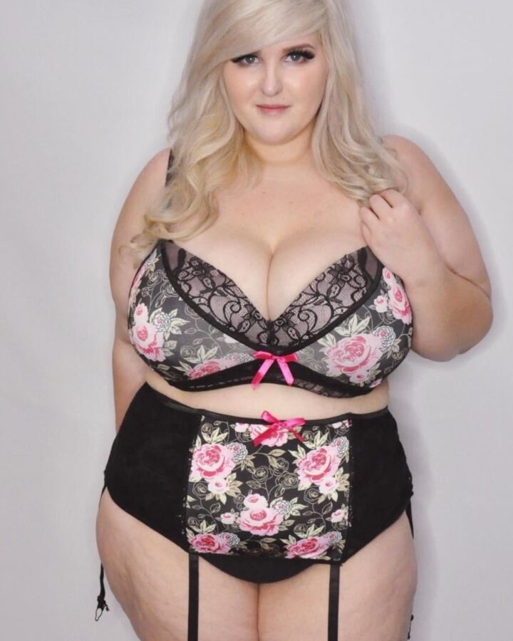 Lacey Carroll aka Lacey Elle - Cute SSBBW Model 16 of 31 pics