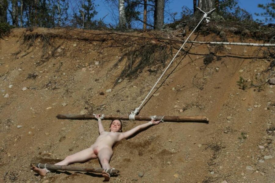 Gemischtrassiger Jungfrau Wald Bdsm