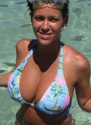 Bikini Big Tits 4 of 32 pics