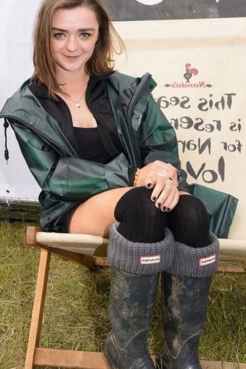 Maisie Williams in Socks and Tights 1 of 10 pics