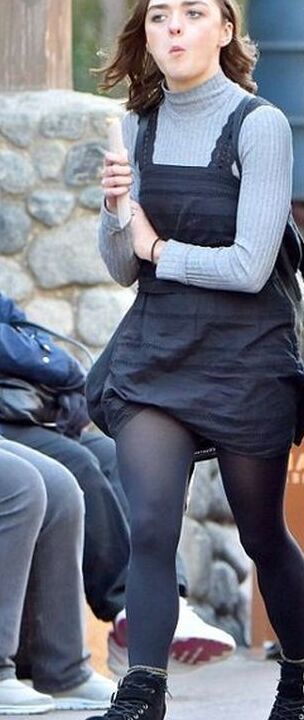 Maisie Williams in Socks and Tights 8 of 10 pics