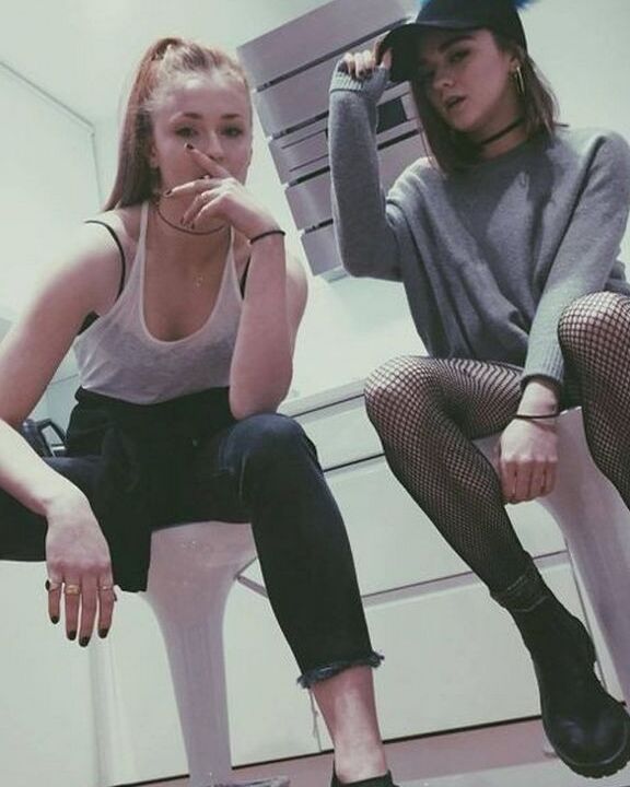 Maisie Williams in Socks and Tights 9 of 10 pics