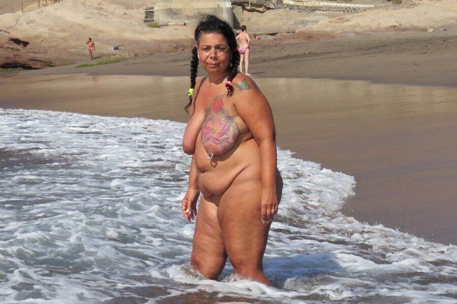 Susana Martin Cabrera - whale on the beach 7 of 25 pics