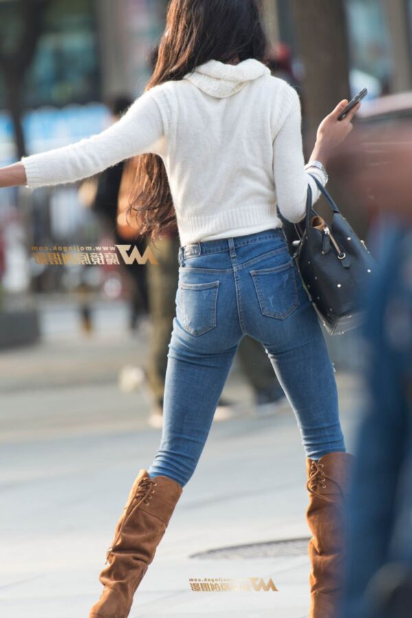 Slim ebony candids in jeans 8 of 14 pics