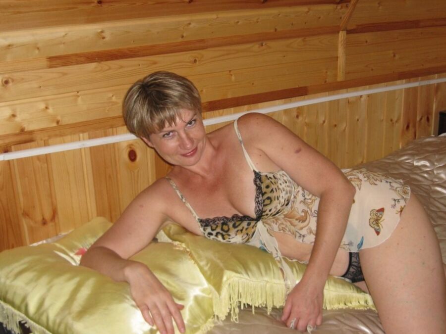Russian blonde milf with hairy pussy posing and playing 2 of 56 pics