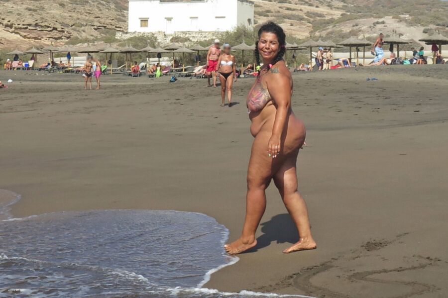 Susana Martin Cabrera - whale on the beach 18 of 25 pics