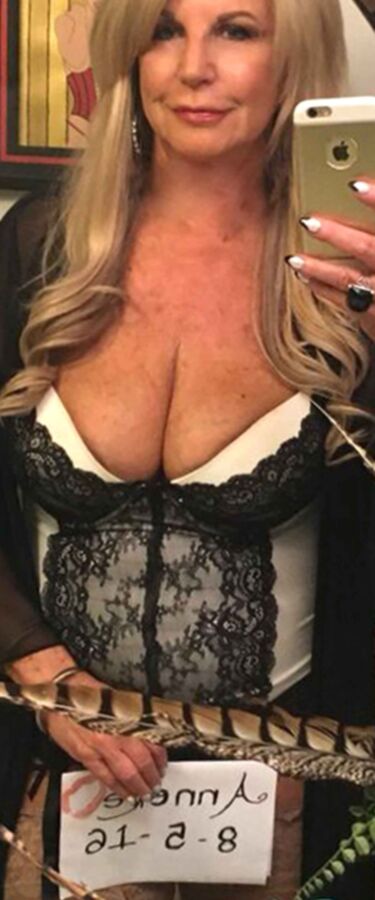 MILFs and Cleavage 1 of 4 pics